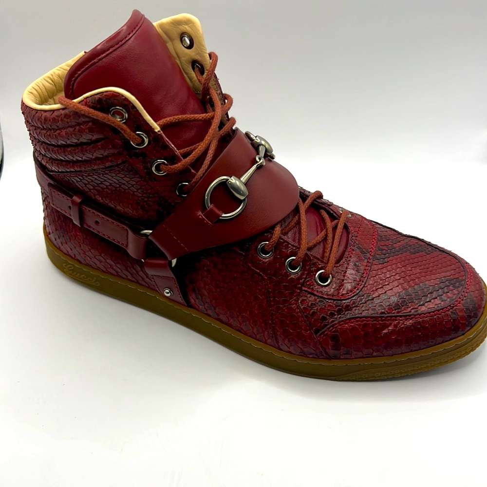 Size 8 Gucci sneaker